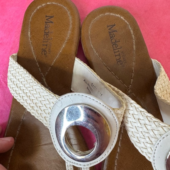 MADELINE STUART White thong flat sandals size 9 - Picture 2 of 5